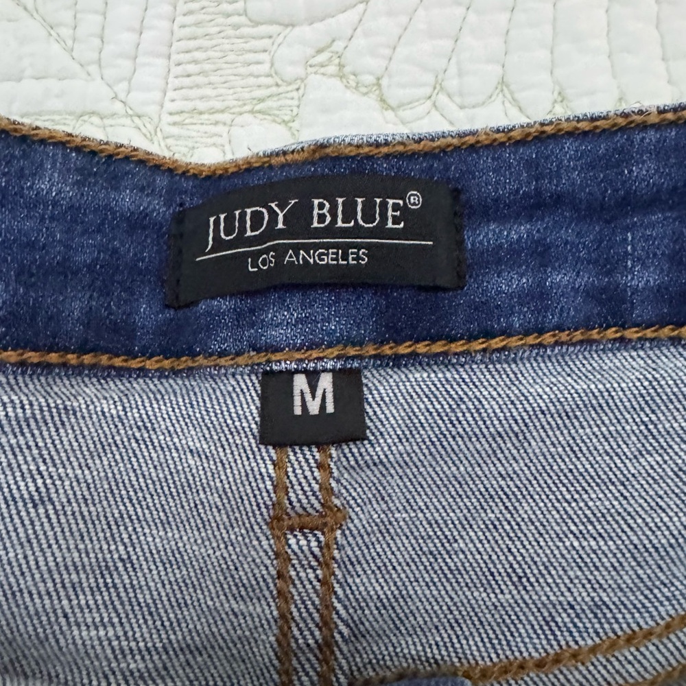 Judy Blue Women's Frayed Hem Jean Shorts - Size M - Picture 2 of 9